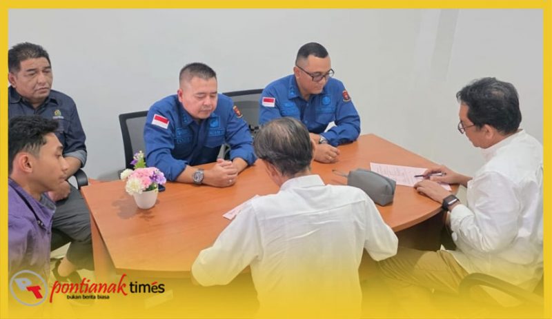 Proses penyerahan dua tersangka kasus hibah Mujahidin berikut barang bukti dari peyidik Kejati Kalbar kepada Jaksa Penuntut Umum (JPU) Kejari Pontianak.