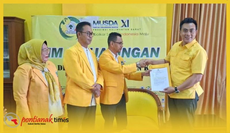 Ichfany ST menyerahkan berkas pada pendaftaran Bakal Calon Ketua DPD Partai Golkar Provinsi Kalbar, Jumat (6/3/2026) di Gedung Zamrud.