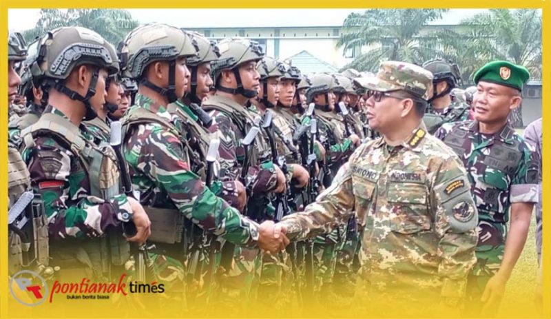 Bupati Sambas H. Satono menyalami prajurit Satgas Pamtas Yonif 645/GTY yang diberangkatkan ke perbatasan RI-Papua New Guinea (PNG).