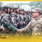 Bupati Sambas H. Satono menyalami prajurit Satgas Pamtas Yonif 645/GTY yang diberangkatkan ke perbatasan RI-Papua New Guinea (PNG).