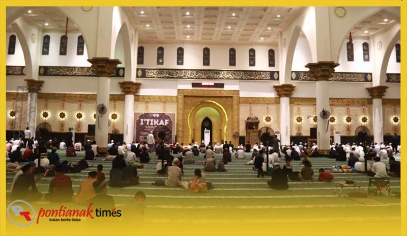 Suasana malam i'tikaf di Masjid Raya Mujahidin Pontianak memasuki 10 malam terakhir bulan ramadan.