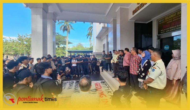 Demo Badan Eksekutif Mahasiswa (BEM) Politeknik Negeri Pontianak (Polnep) menuntut transparansi dan isu miring, Rabu (8/4/2026) di Halaman Rekrorat Polnep.