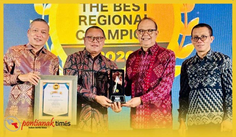 Dirut Bank Kalbar Rokidi saat menerima Golden Champion – Excellent Financial Performance in 8 Consecutive Years (2018–2025) pada ajang bergengsi Regional Champion 2026 di Alila Hotel Solo, Surakarta.