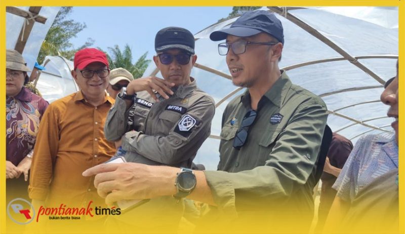Asisten Deputi Kementerian Koordinator Bidang Infrastruktur dan Pembangunan Kewilayahan RI, Gunardi Kusuma, saat meninjau perbatasa Indonesia-Malaysia di Kecamatan Paloh.