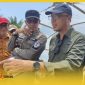Asisten Deputi Kementerian Koordinator Bidang Infrastruktur dan Pembangunan Kewilayahan RI, Gunardi Kusuma, saat meninjau perbatasa Indonesia-Malaysia di Kecamatan Paloh.