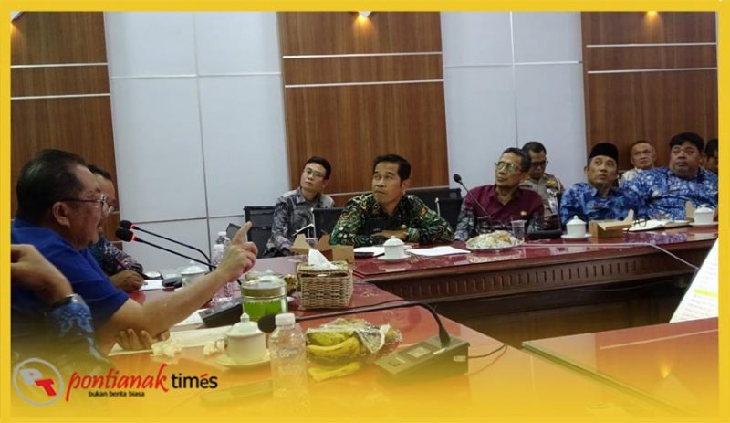 Sekda Sambas Ferry Madagaskar memimpin rapat persiapkan Seminar International, Kamis (2/4/2026) lalu di Ruang Rapat Sekda Sambas. 