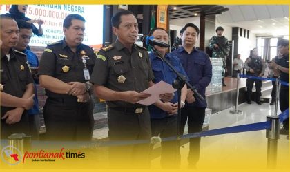 Asisten Tindak Pidana Khusus (Aspidsus) Kejati Kalbar, Siju dalam konferensi pers, Kamis (16/4/2026) di Aula Bahruddin Lopa Kejati Kalbar.