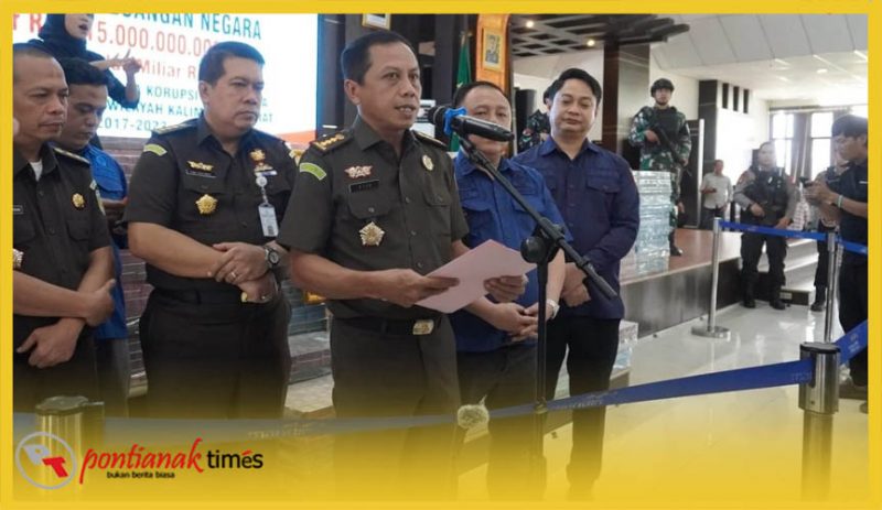 Asisten Tindak Pidana Khusus (Aspidsus) Kejati Kalbar, Siju dalam konferensi pers, Kamis (16/4/2026) di Aula Bahruddin Lopa Kejati Kalbar. 