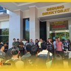 Direktur Polnep, H Widodo PS saat menerima para pendemo dari Badan Eksekutif Mahasiswa (BEM) Polnep, Rabu (8/4/2026).