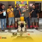 Tim Satreskrim Polres Sambas usai menangkap LKF (31), pelaku pencurian dengan kekerasan bersenjata celurit, Minggu (12/4/2026).