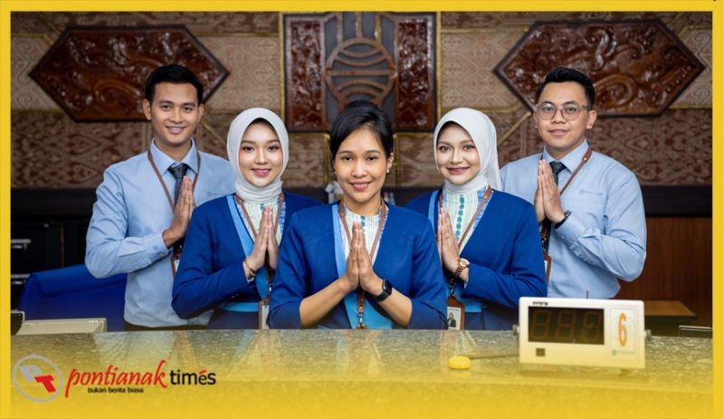 Karyawan Bank Kalbar yang senantiasa siap melayani nasabahnya.