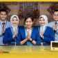 Karyawan Bank Kalbar yang senantiasa siap melayani nasabahnya.