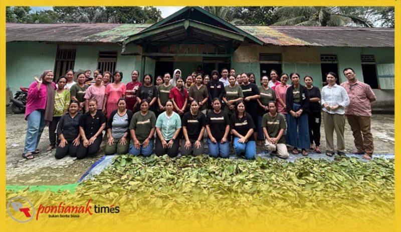 Peserta workshop yang digelar Gemawan berfoto bersama usai  pelatihan kepemimpinan perempuan muda untuk menjaga hutan dan ketangguhan iklim di Desa Menua Sadap, Kabupaten Kapuas Hulu.