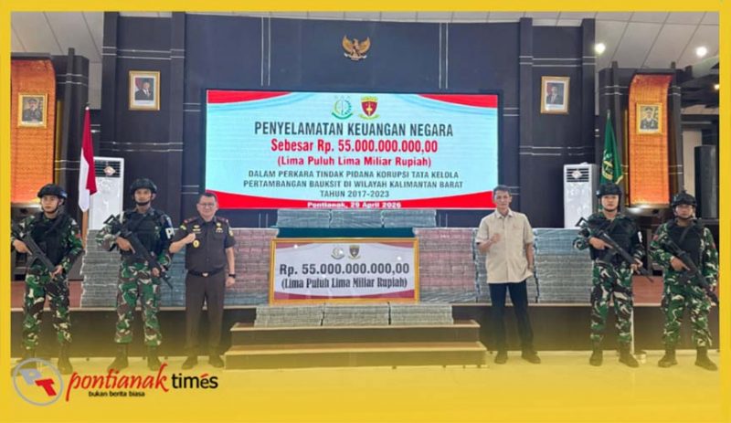 Kajati Kalbar Emilwan Ridan bersama Aspidsus Siju diapit personel TNI dengan  latar uang cash Rp55 Miliar dari kasus tata kelola pertambangan.