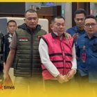 Sudianto alias Aseng mengguakan rompi tahanan Kejagung digiring menuju Rutan Salemba.