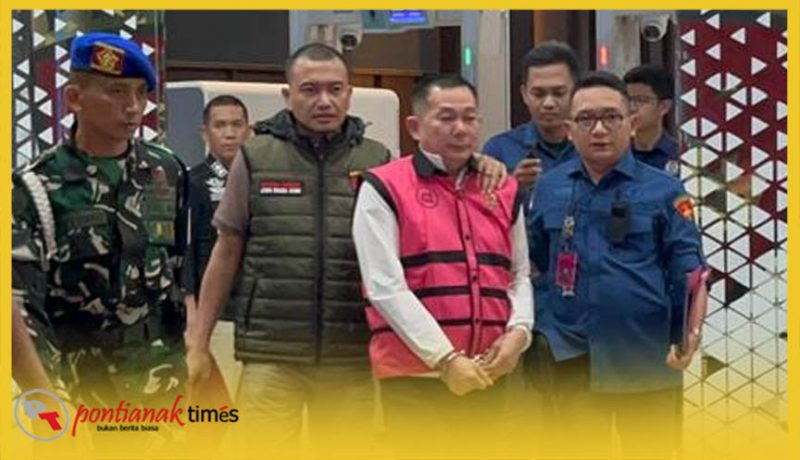 Sudianto alias Aseng mengguakan rompi tahanan Kejagung digiring menuju Rutan Salemba.