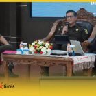 Narasumber FGD Restorative Justice menyampaikan materi, Kamis (21/5/20260 di Aula Baharuddin Lopa Kejati Kalimantan Barat.