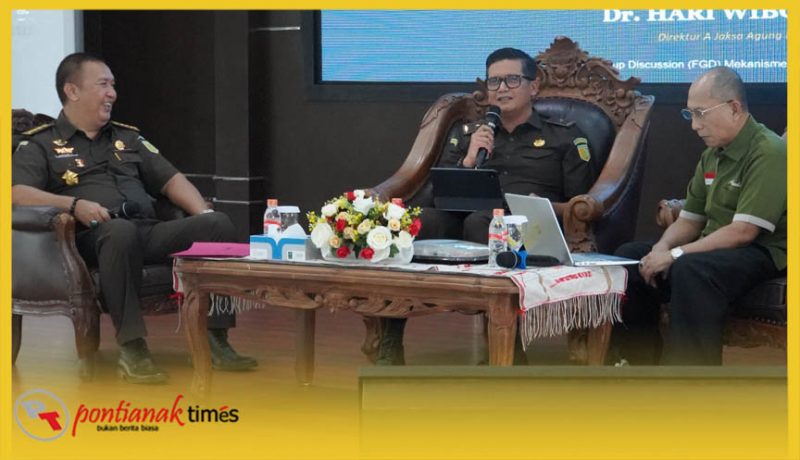 Narasumber FGD Restorative Justice menyampaikan materi, Kamis (21/5/20260 di Aula Baharuddin Lopa Kejati Kalimantan Barat.