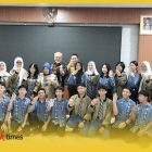 Finalis LCC dari dua sekolah, SMAN 1 Pontianak dan Sambas berfoto bersama Ketua Badan Sosialisasi dan Plt Sekjen MPR RI.
