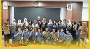 Finalis LCC dari dua sekolah, SMAN 1 Pontianak dan Sambas berfoto bersama Ketua Badan Sosialisasi dan Plt Sekjen MPR RI.