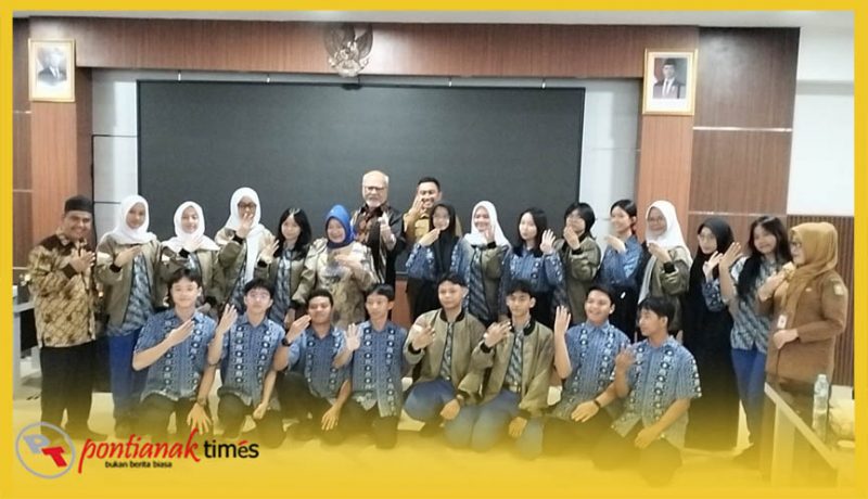 Finalis LCC dari dua sekolah, SMAN 1 Pontianak dan Sambas berfoto bersama Ketua Badan Sosialisasi dan Plt Sekjen MPR RI.