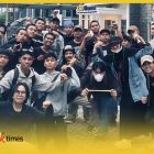 Personel Komite Mahasiswa Kabupaten Sambas (KMKS) berpose usai diskusi gerakan.