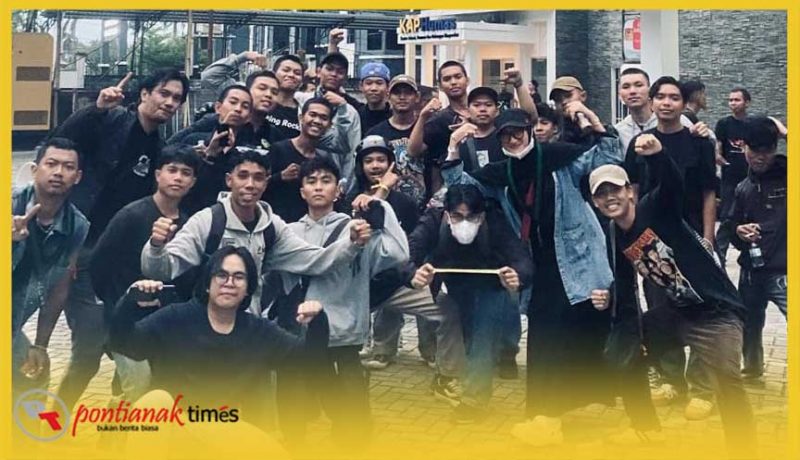 Personel Komite Mahasiswa Kabupaten Sambas (KMKS) berpose usai diskusi gerakan.