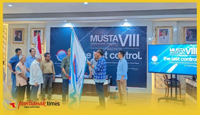 Irwan Manik Radja menerima pataka IAFT Untan untuk meneruskan kepemimpinan selama empat tahun ke depan.