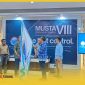 Irwan Manik Radja menerima pataka  IAFT Untan untuk meneruskan kepemimpinan selama empat tahun ke depan. 