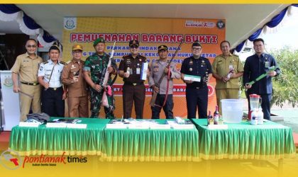 Kajari Ketapang Ricky Febriandi bersama Forkopimda saat ekspos pemusnahan barang bukti dari 83 perkaa yang telah inkrah.