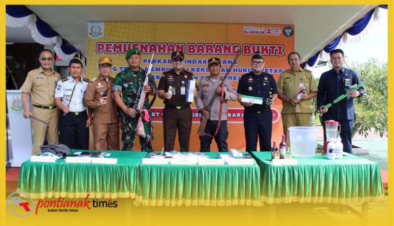 Kajari Ketapang Ricky Febriandi bersama Forkopimda saat ekspos pemusnahan barang bukti dari 83 perkaa yang telah inkrah. 