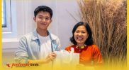 Nathan Alexandro Tjhe, Founder Peduli Inisitaive (kiri) saat menerima anugerah Best 60 Youth Leaders.