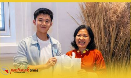 Nathan Alexandro Tjhe, Founder Peduli Inisitaive (kiri) saat menerima anugerah Best 60 Youth Leaders.