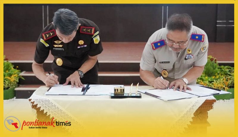 Kajati Kalbar Emilwan Ridwan dan Kepala BPN Provinsi Kalbar Mujahidin Maruf menandatangani perjanjian kerjasama, Selasa (5/5/2026)