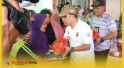 Bupati Satono menyerahkan paket sembako kepada masyarakat dalam kegiatan pasar murah bersubsidi menjelang Idul Adha 1447 Hijriah, Jumat (22/5/2026) di Halaman Kantor Desa Pipit Teja, Kecamatan Teluk Keramat.