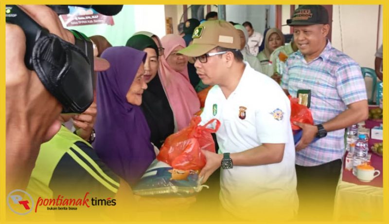 Bupati Satono menyerahkan paket sembako kepada masyarakat dalam kegiatan pasar murah bersubsidi menjelang Idul Adha 1447 Hijriah, Jumat (22/5/2026) di Halaman Kantor Desa Pipit Teja, Kecamatan Teluk Keramat.