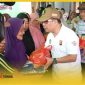 Bupati Satono menyerahkan paket sembako kepada masyarakat dalam kegiatan pasar murah bersubsidi menjelang Idul Adha 1447 Hijriah, Jumat (22/5/2026) di Halaman Kantor Desa Pipit Teja, Kecamatan Teluk Keramat.