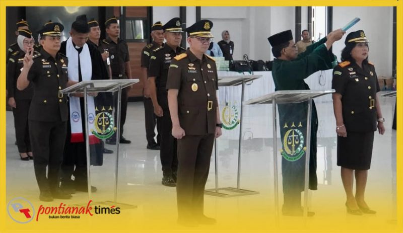 Prosesi pelantikan dan pengambila sumpah jabatan Wakajati Kalbar dan tiga pejabat baru, Selasa (5/5/2026).