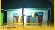 Polisi membentangkan police line di rumah korban di Dusun Jaya Cemerlang, Desa Kandung Suli, Kecamatan Jongkong, Kabupaten Kapuas Hulu.