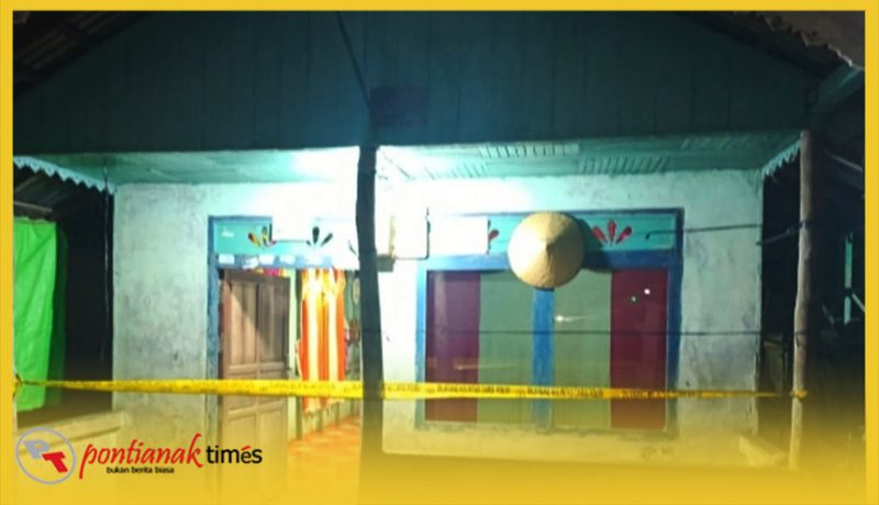 Polisi membentangkan police line di rumah korban di Dusun Jaya Cemerlang, Desa Kandung Suli, Kecamatan Jongkong, Kabupaten Kapuas Hulu. 