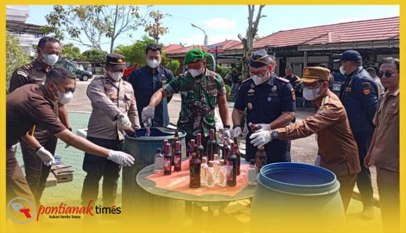 Simbolis pemusnahan barang bukti di Kejaksaan Negeri Ketapang yag mengundang berbagai elemen dari Forkopimda.