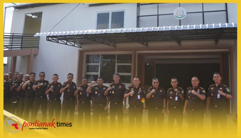 Kajati Kalbar Emilwan Ridwan, Kajari Pontianak Agus Eko Purnomo bersama personel adhyaksa di halaman Rupbasan di Tanjungraya II Pontianak. 