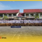 Para pelajar beserta guru dan staf TU SMA Negeri 1 Sambas dalam tampilan di fanspage offical. 