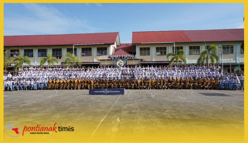Para pelajar beserta guru dan staf TU SMA Negeri 1 Sambas dalam tampilan di fanspage offical. 