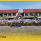 Para pelajar beserta guru dan staf TU SMA Negeri 1 Sambas dalam tampilan di fanspage offical. 