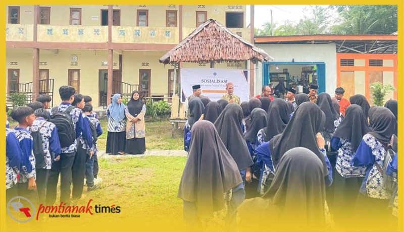 Susanto, Ketua DPW LDII Kalbar saat sosilisasi di MTs Khairul Hikmah, Desa Pasir, Kabupaten Mempawah
