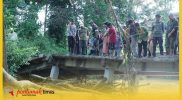Bupati Sambas H Satono meninjau langsung jembatan ambruk di Dusun Elok Asam, Desa Tebuah Elok, Kecamatan Subah, Jumat (8/5/2026).