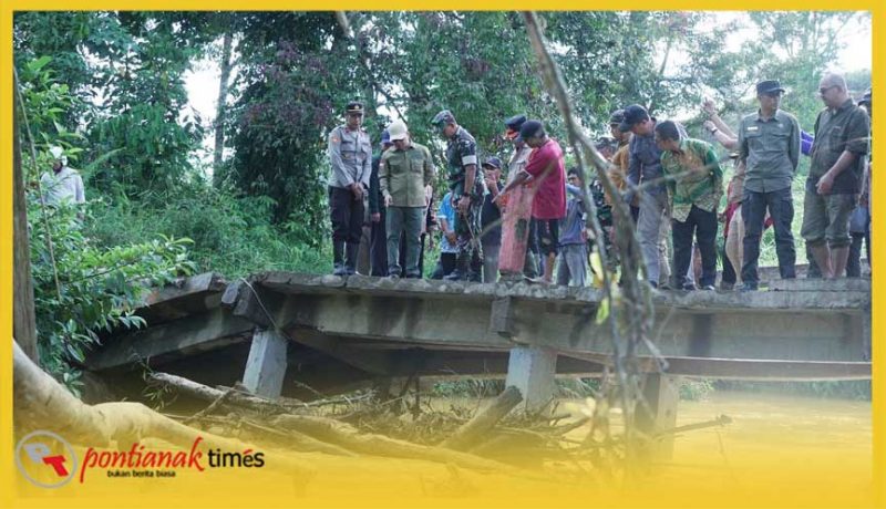 Bupati Sambas H Satono meninjau langsung jembatan ambruk di Dusun Elok Asam, Desa Tebuah Elok, Kecamatan Subah, Jumat (8/5/2026). 