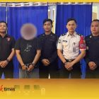 Petugas Rutan dan Polres Sambas mengapit tersangka penyelundupan sabu.