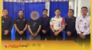 Petugas Rutan dan Polres Sambas mengapit tersangka penyelundupan sabu.